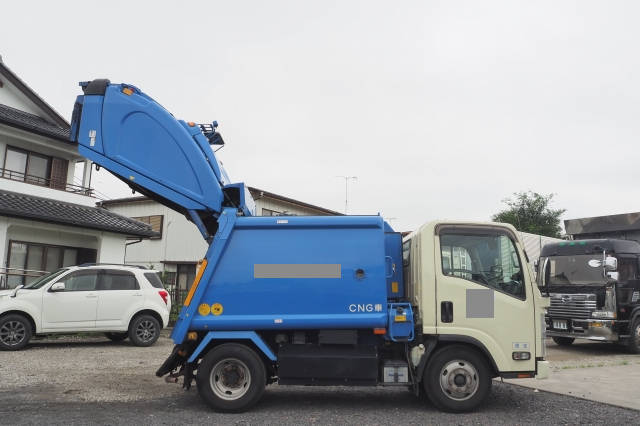 いすゞエルフパッカー車（塵芥車）小型（2t・3t）[写真05]