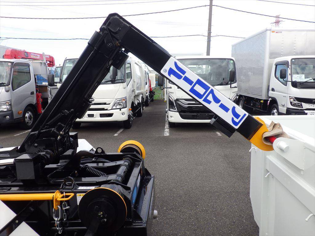 三菱ふそうキャンターコンテナ専用車小型（2t・3t）[写真17]